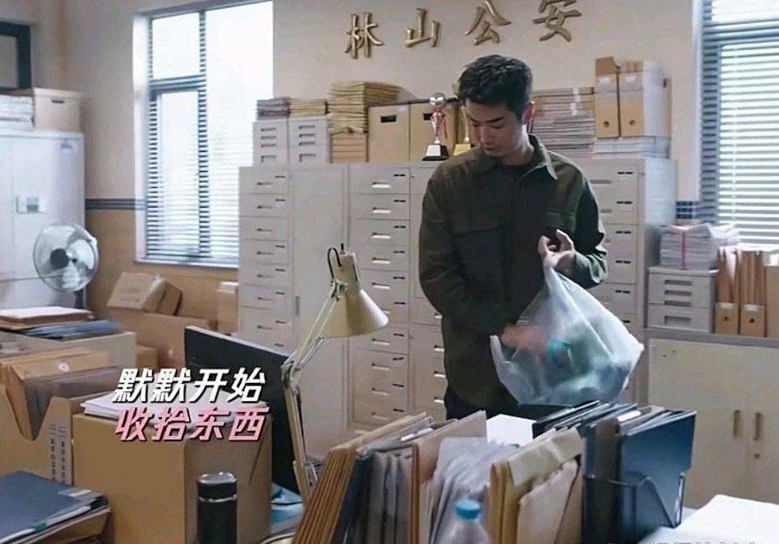 第一次见电视剧离职用塑料袋，终于不是纸箱子了​​​