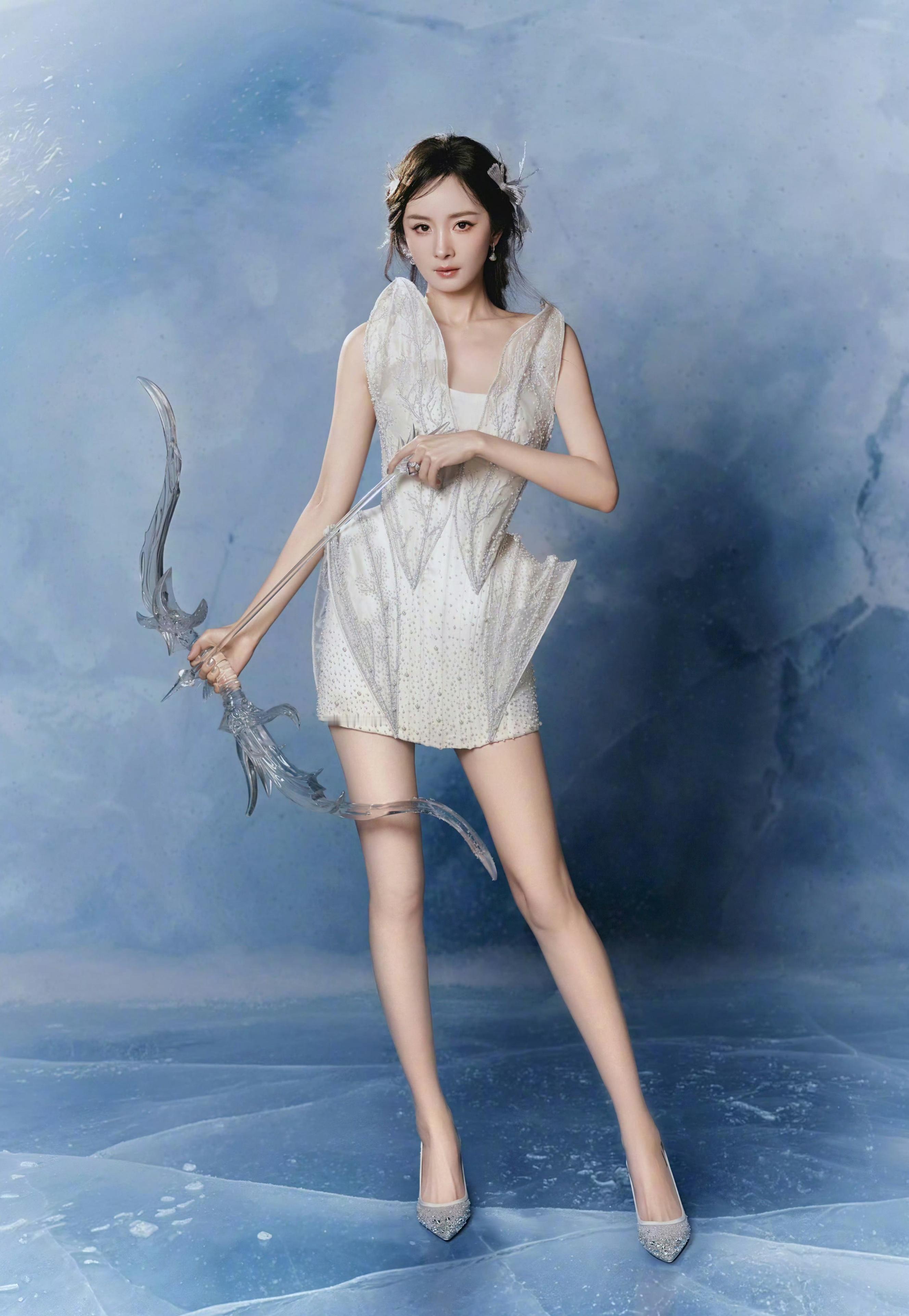 杨幂美成啥了​不是，杨幂这腿，真心有点太绝了吧。过于性感过于美了吧，爱了爱了[