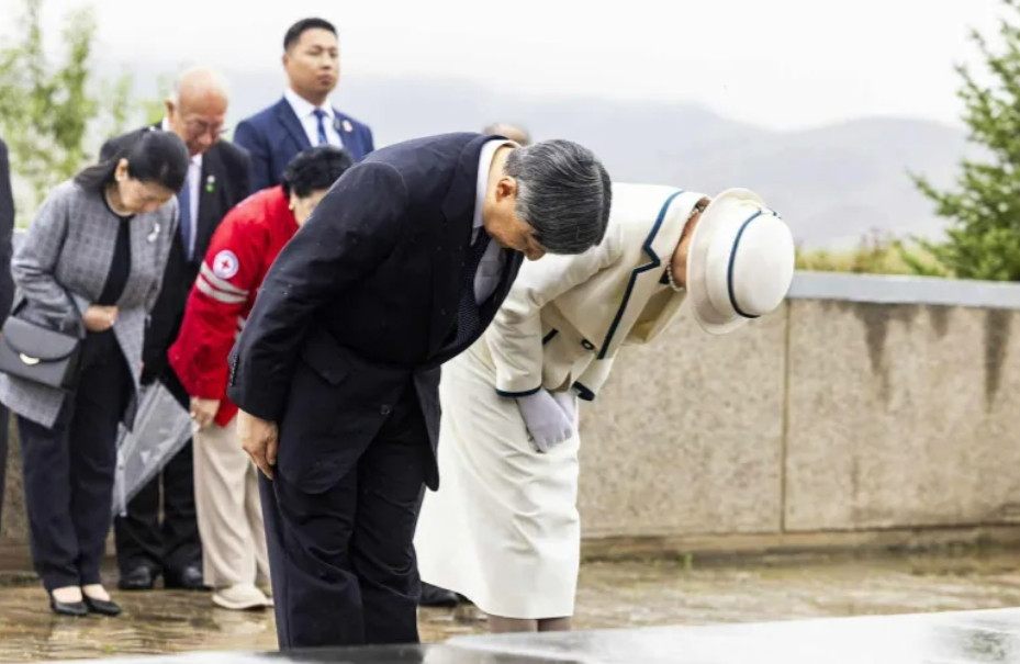 蒙古国总统呼日勒苏赫还是有自知之明的，只派了蒙古国红十字会秘书长纳·包勒尔玛和副