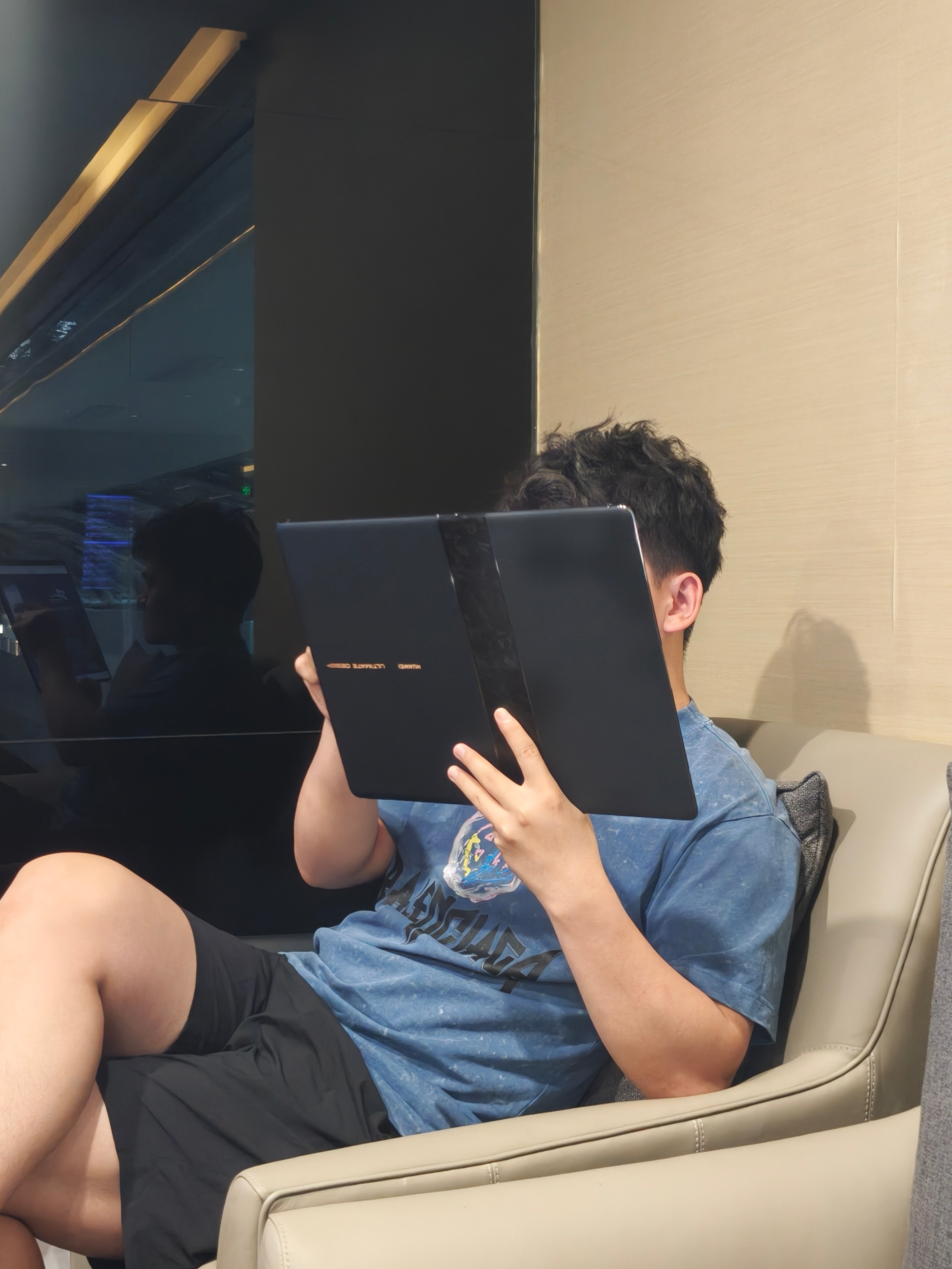刚进机场休息室，就发现有人拿着华为MateBookFold非凡大师装逼🌚