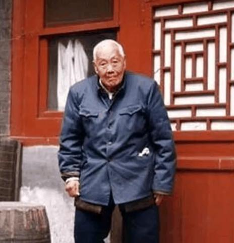 晚清时期，婉容把太监孙耀庭叫进闺房，命令他伺候自己冲澡，谁知，当她解开衣衫，孙耀