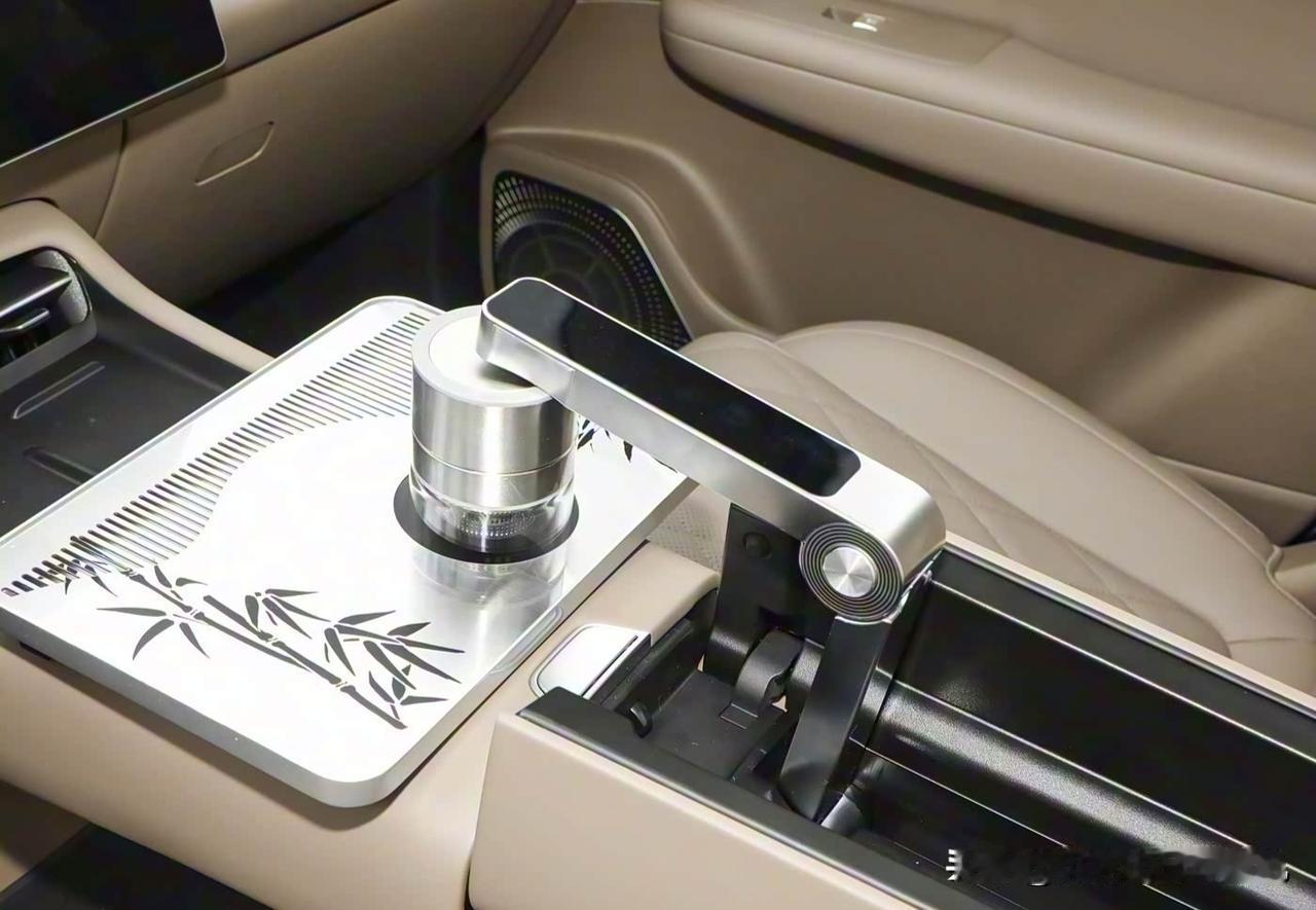 当赛力斯拥有一位天才级的产品经理，理想看了都自愧不如，谁才是移动的家。原厂车规