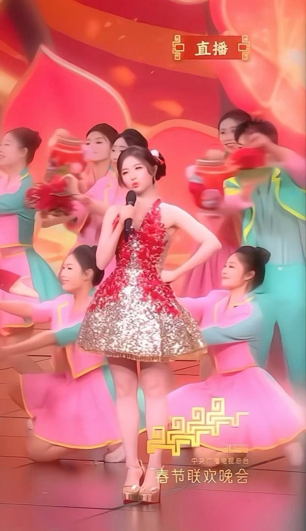 李兰迪善财童女红金渐变亮片挂脖裙与李兰迪适配度拉满，春晚舞台上的她灵动娇俏，俨