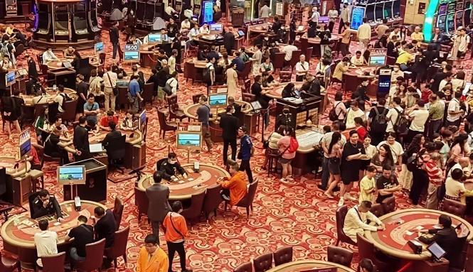 澳门赌场有这么一种情况，等你赢了2000万打算走时，赌场不会拦你。可就在你转身那