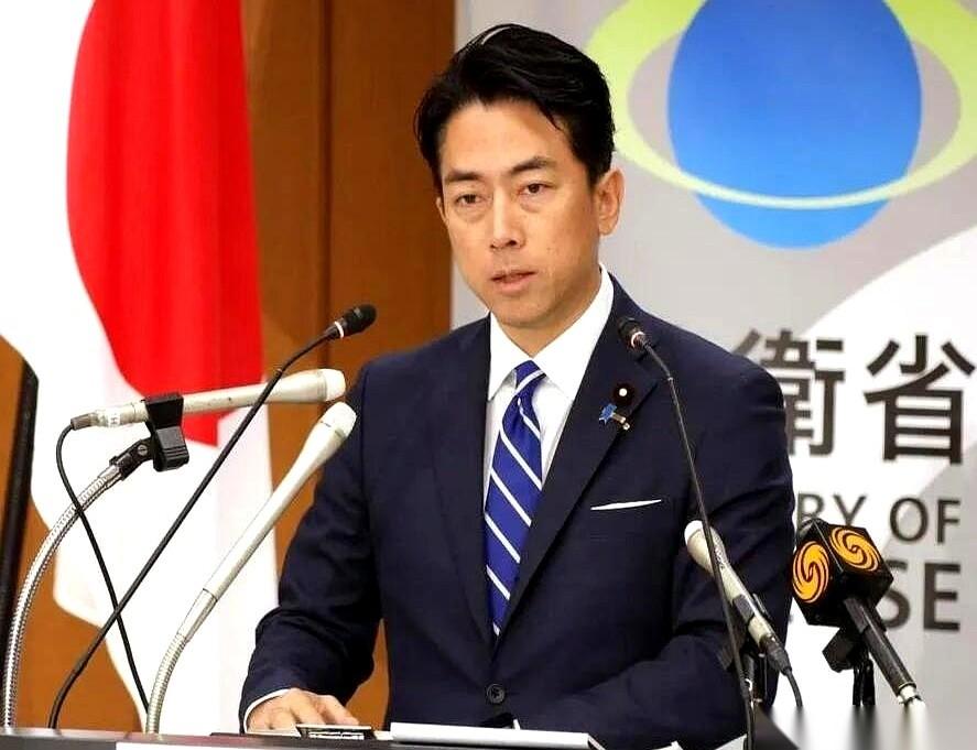 日本防卫大臣，跑去了硫磺岛，那个二战时尸骨成山的美日战场。他站在那片被炮火犁过