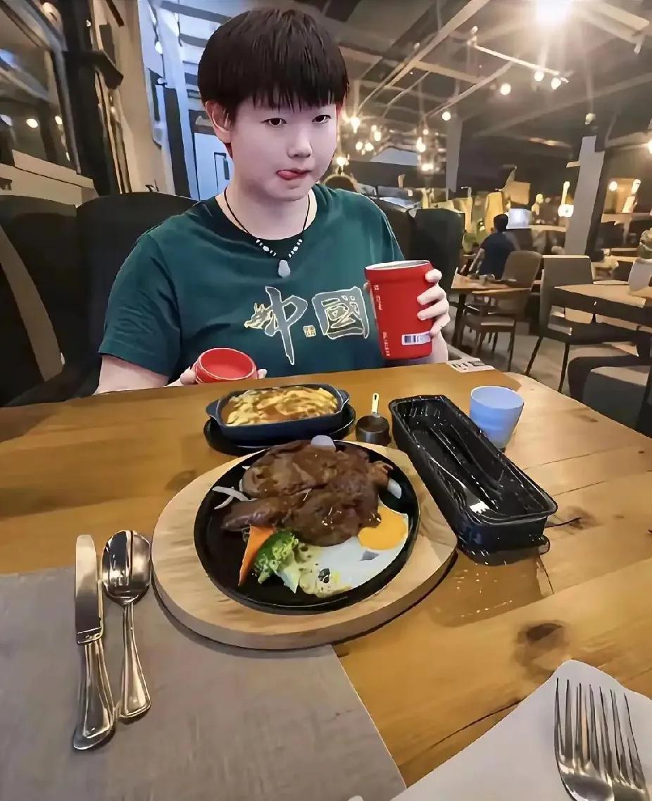 家人们谁懂啊！刷到莎莎这张图，直接被可爱暴击！赛场上杀神附体的小魔王，这会儿在餐