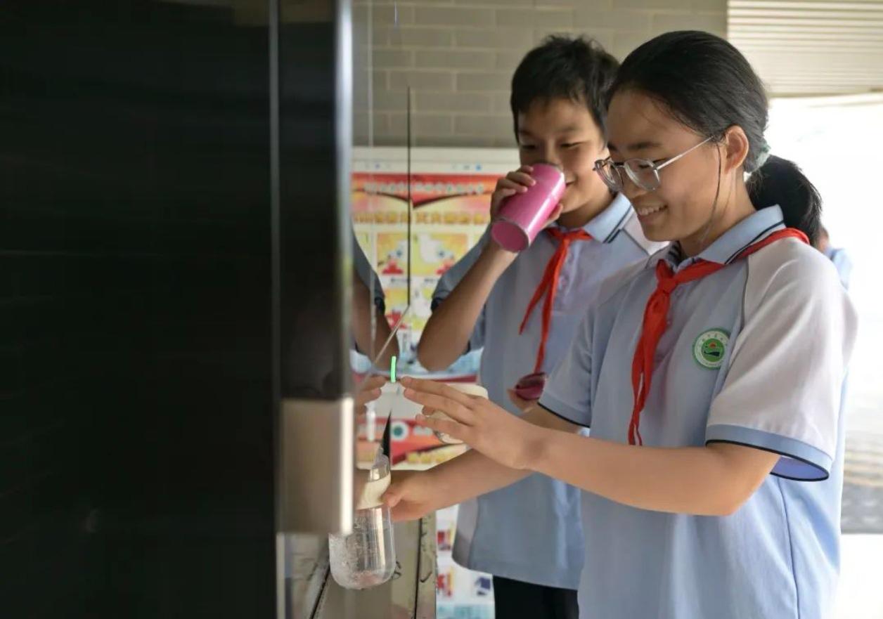 充50扣10块？泉州一中学喝水都要交钱，教育局：马上退！校园里喝口热水还得先