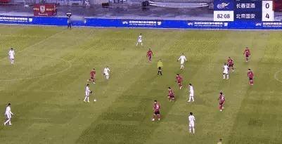 在年初久尔杰维奇U19阵中唯一能踢上中超的贺一然在亚洲杯上也用一个潇洒的挑球过人