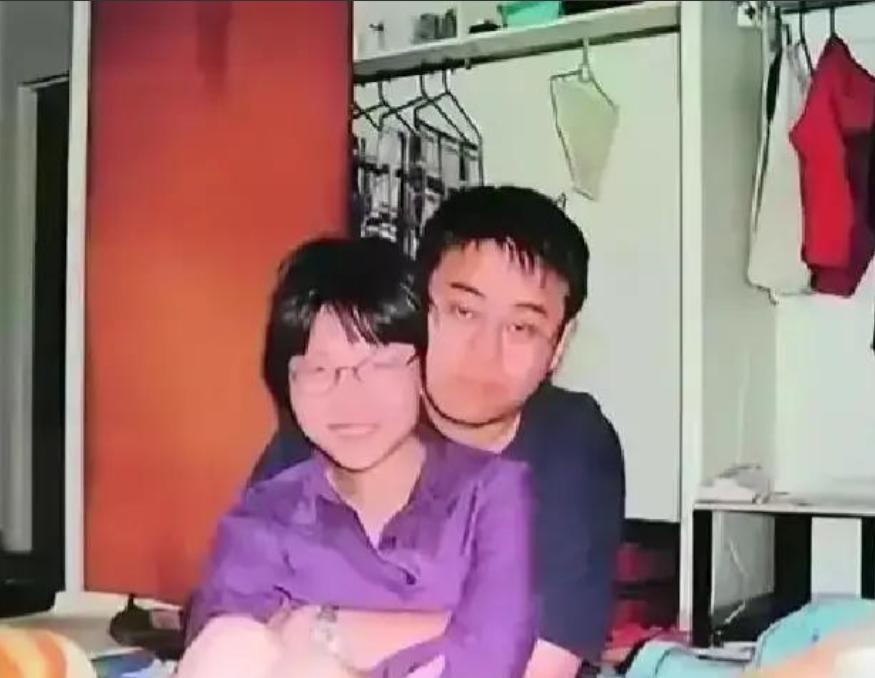 2005年，清华女硕士陈丹蕾，深夜趁丈夫熟睡时，拿出手枪朝着丈夫后脑扣动扳机。枪