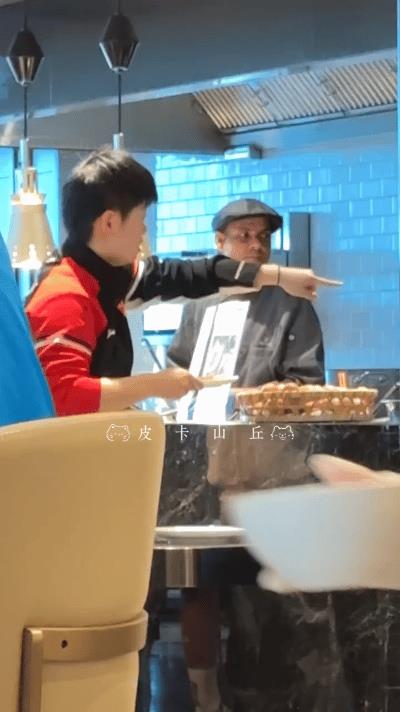 8.7横滨：孙颖莎早餐等饼手势用上了！莎莎早餐今天吃的啥呢？等着厨师给烙饼呢！