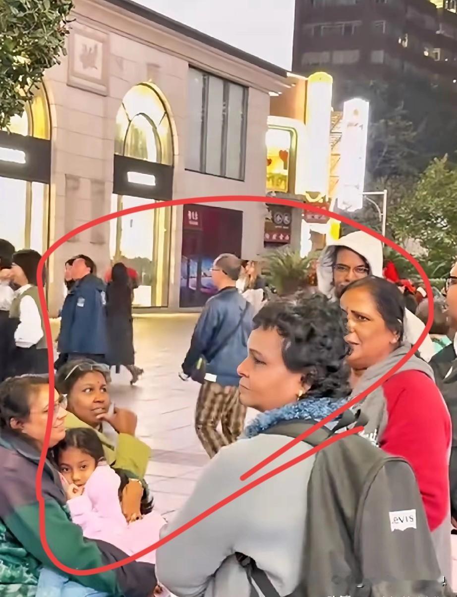 看见有不少网友说，见到印度人要保持警惕，不要给他们好脸色，不然他们就会得寸进尺，