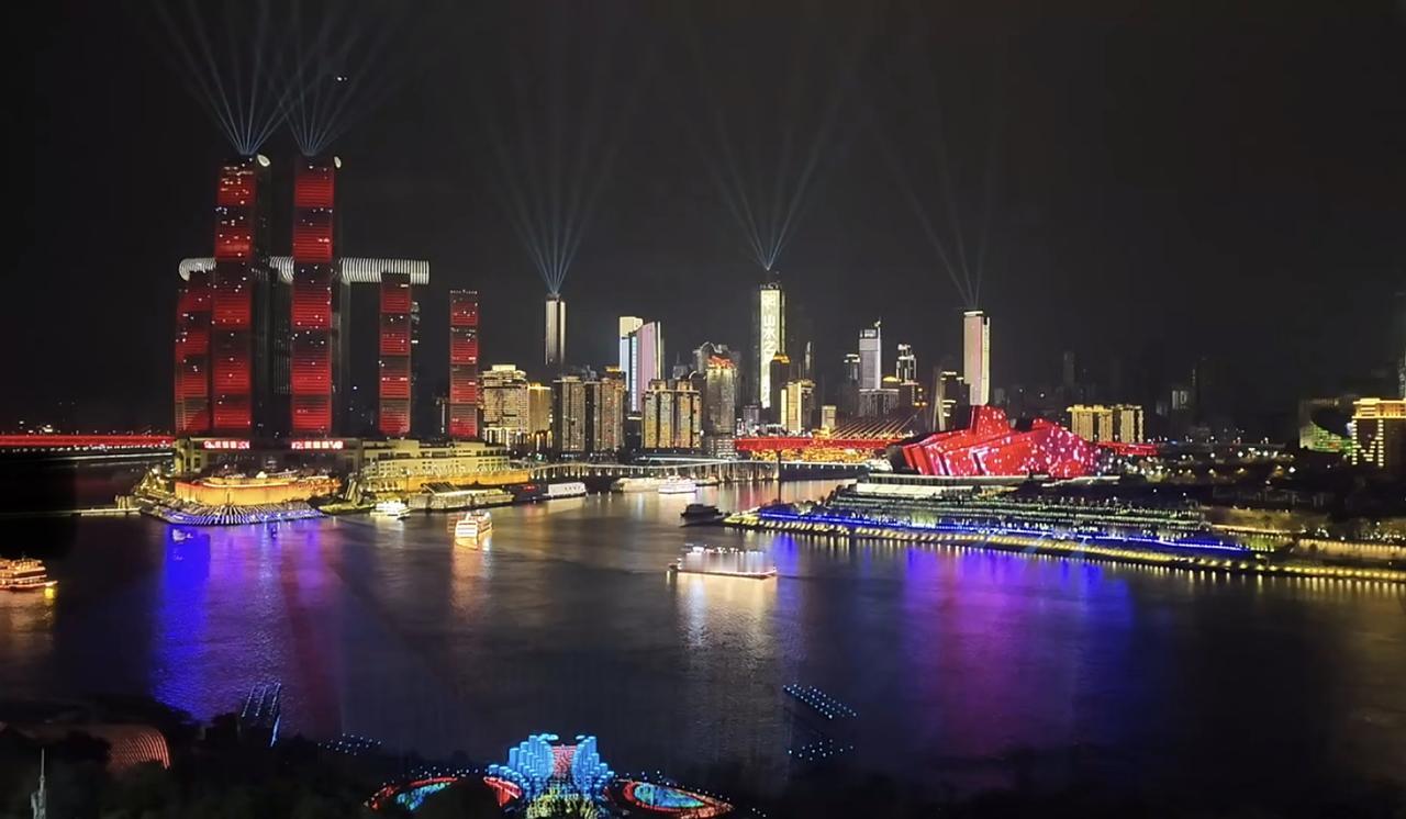 重庆，你去过朝天门吗夜景漂亮吧，这个是过节的时候有灯光秀，所以看起来比平时更光彩