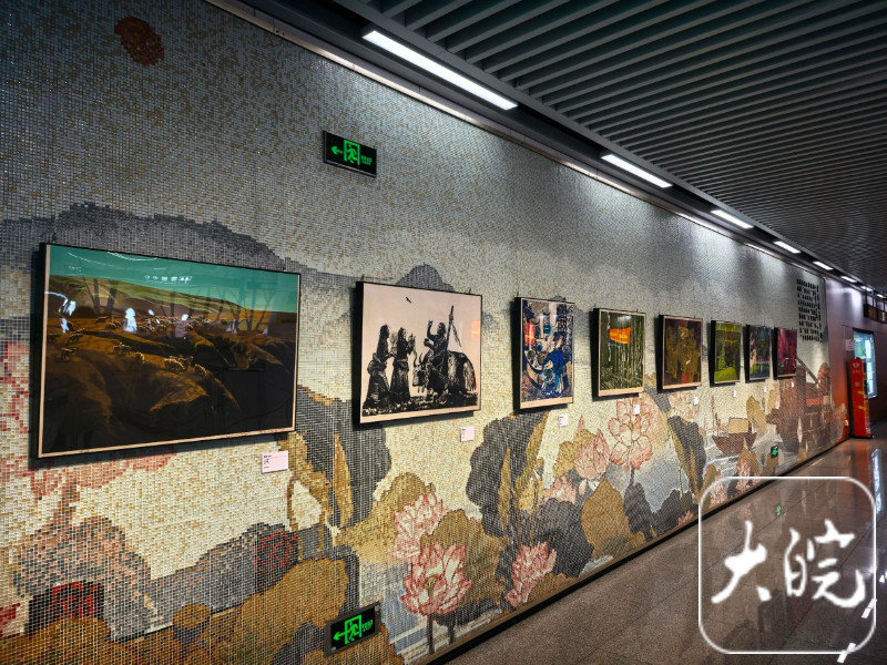 【#合肥地铁里也能看艺术展了##万能的合肥地铁#】地铁里也能看艺术展了。8月12