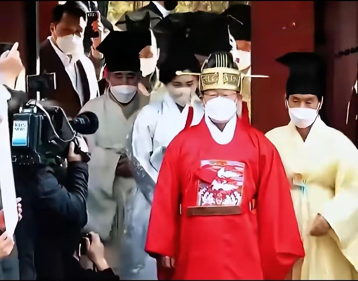 在当前与日本交锋的关键时刻，文化上反清复明，有利于争取韩国。这段时间到处传扬的