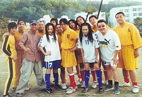 26年前的周星驰，在电影《少林足球》剧组的合影。2000年，正是周星驰能导能