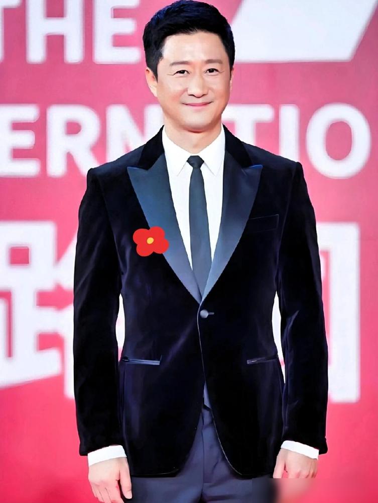 不得不佩服吴京这脑子，转得是真快。眼瞅着《镖人》还没上桌就要凉，原来那个女主惹一