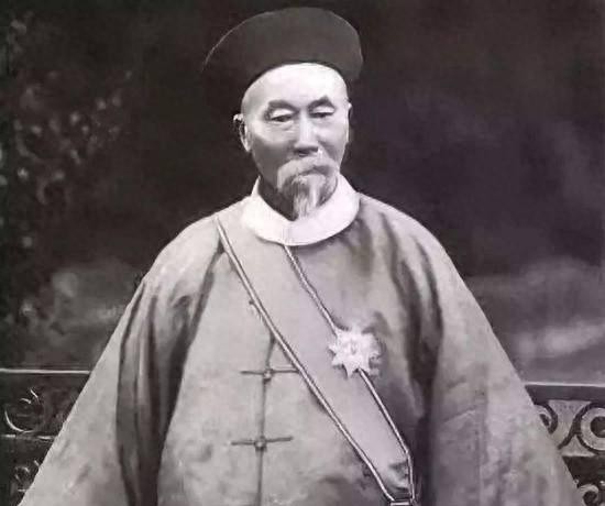 李鸿章历史上的最高官职是什么职级，若放在当今相当于哪个职位呢？1870年初夏，海河吹来咸湿海风，刚从