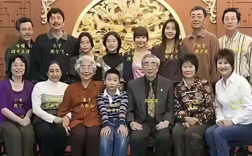 2008年，北京，鲁迅儿子周海婴八十大寿全家福。镜头下，周海婴与妻子马新云端坐画