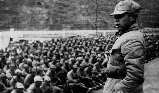 1947年，一位六旬母亲到部队找当兵的儿子，警卫听名字后立刻请她前往司令部！1