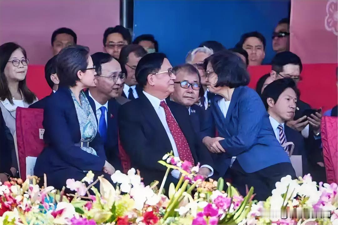 不知道中国国民党那些党员们看到这张照片，心中会是啥滋味？只见在一个活动现场，