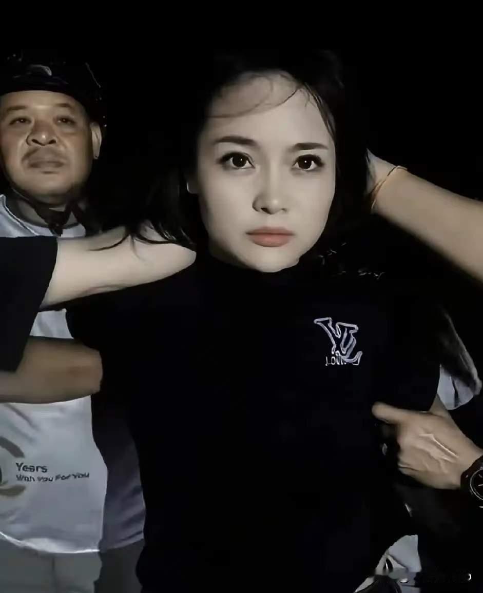 柬埔寨颜值劫囚女走红网络，真相让人背后发凉！最近柬埔寨发生了一起颜值劫囚事