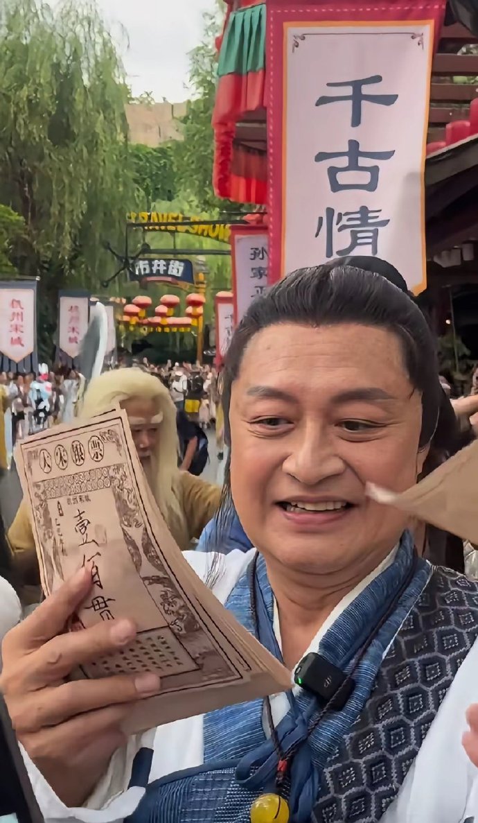 马景涛可能是最落魄的琼瑶剧男主了，他老来得子，两个儿子还在上学，一年要花不少钱。