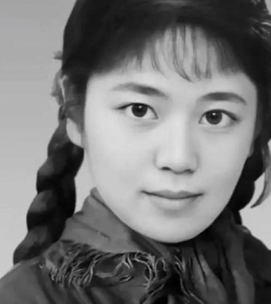 1978年，25岁的代销员王秀英独自留守在值班室，采购主任见四下无人，一把将她按