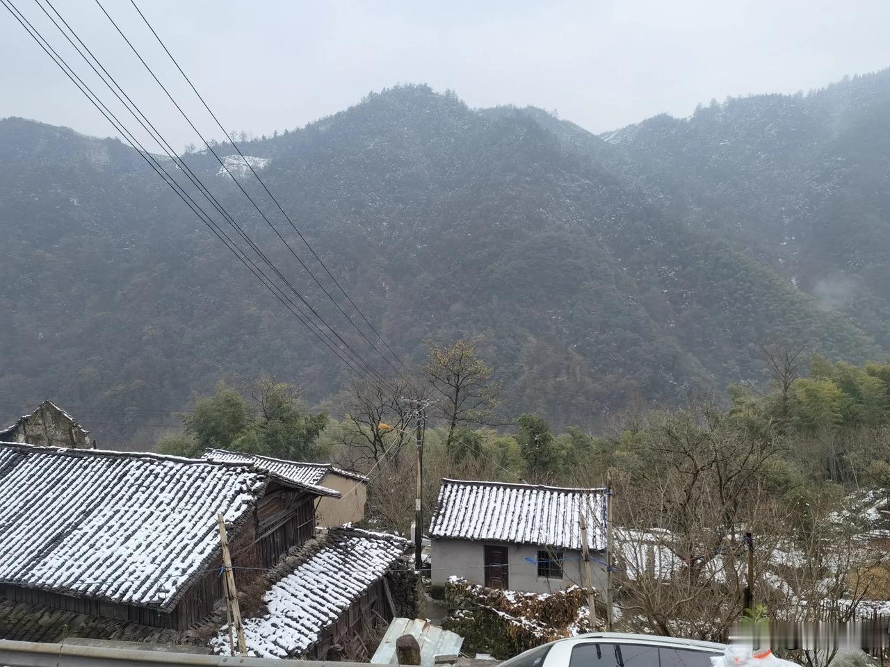 江南的冬天一直没见着雪，今儿个可算是瞧见了！宁波四明山的雪景，那叫一个美。不过呢