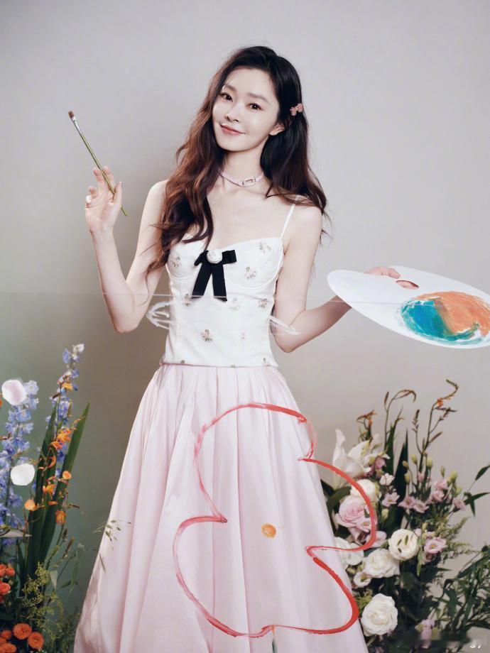 宋轶春日精灵 宋轶仙女系穿搭模板宋轶春日写真美到心巴！吊带碎花上衣配粉纱裙，满身