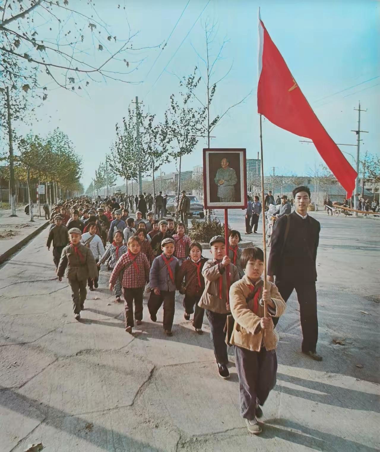 王铎：七十年代的红小兵你看，他们的状态多好啊！