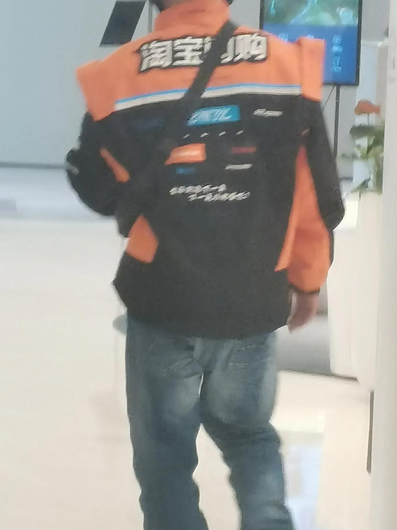 现在这个淘宝闪购的小哥们这个工作服看着好高级的样子，上面还有好多商家的名字。