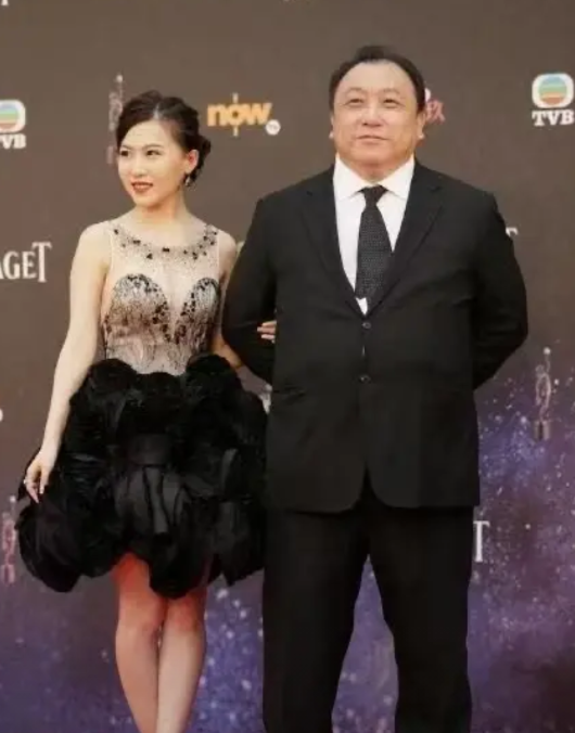 我就说王晶最近怎么变“爆料王”了！70岁的老江湖，突然把娱乐圈陈年旧事翻个底