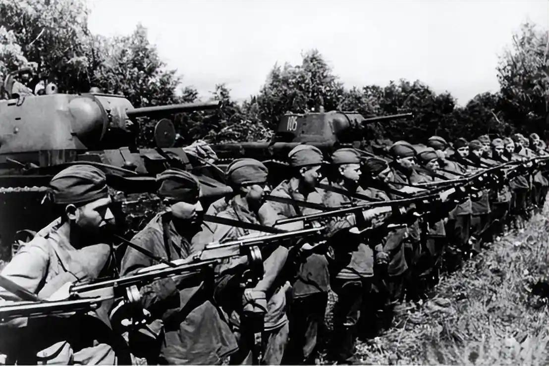 1937年，苏联1966名党代表，1108人被杀；老政治局7个人，除斯大林全部