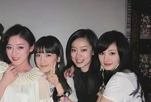 早期的杨幂真的是太灵动了对于杨幂，不管是整容还是修牙，脸型确实是有一些变化的，