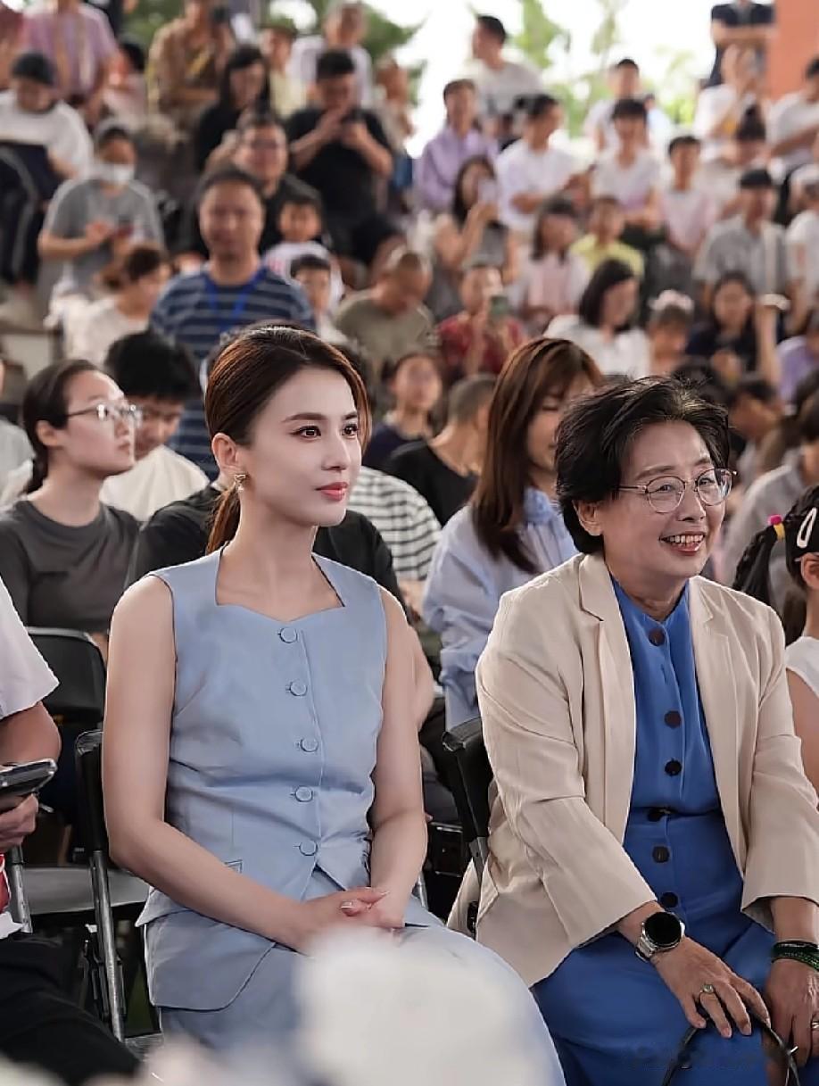 黄圣依新书签售会，妈妈邓传理亲自陪同，43岁她也终于活成妈妈期待的样子！黄圣