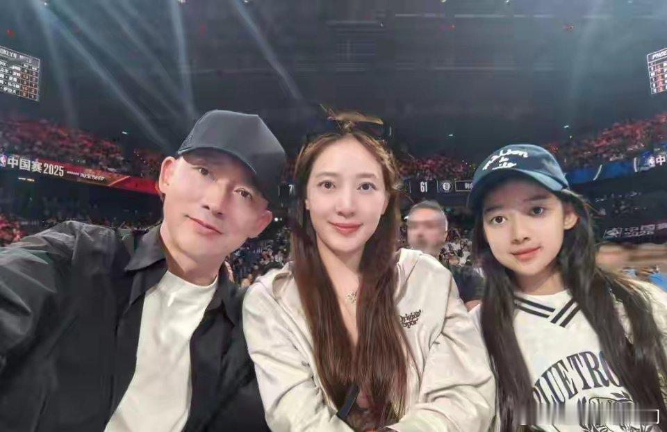 太会养了！聂远全家现身澳门NBA，妻子嫩如18岁，女儿像小天使​​​