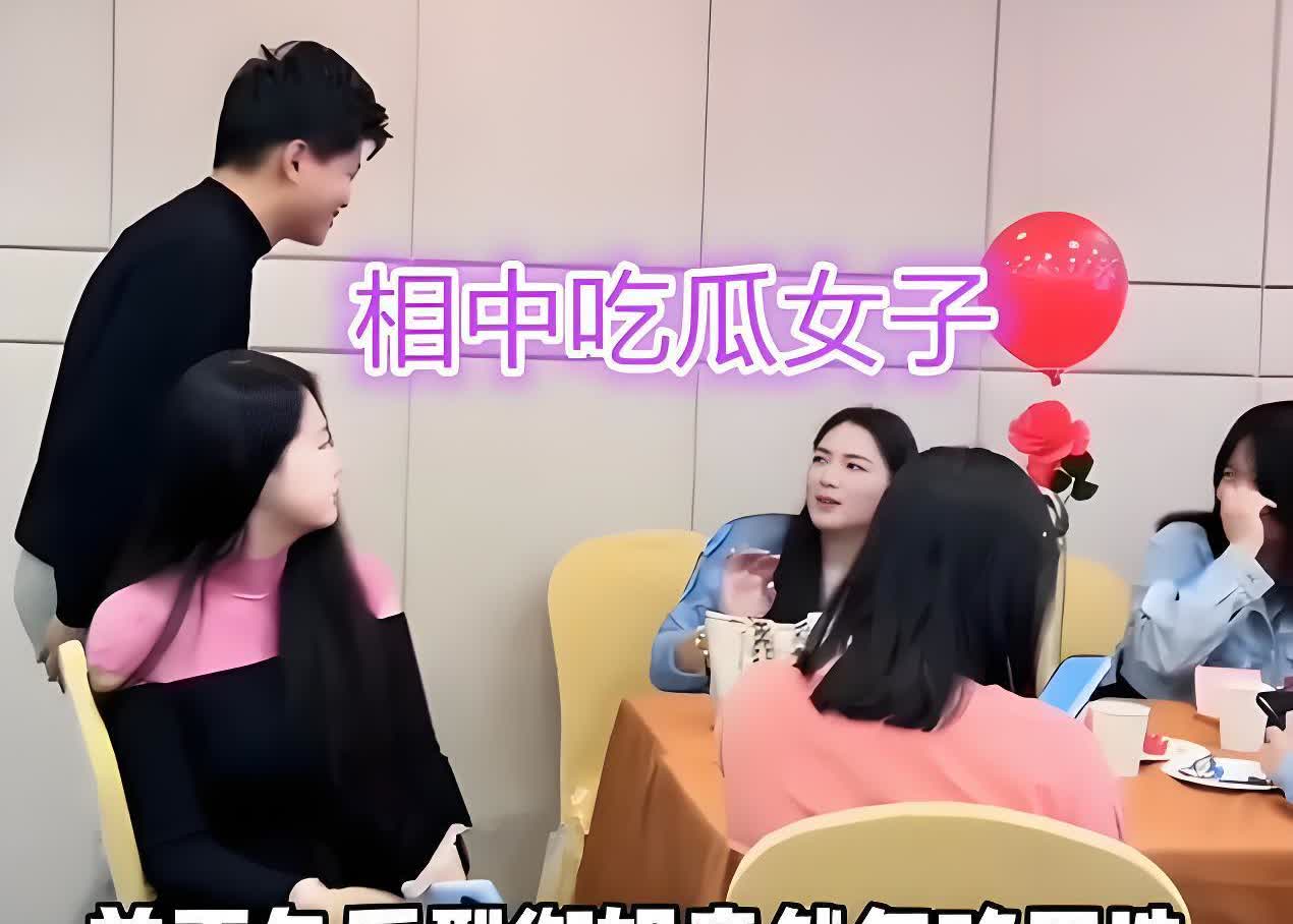 相亲男子绕过美女选择朴实女孩，网友盛赞：这才是真正眼光！深圳相亲大会上，