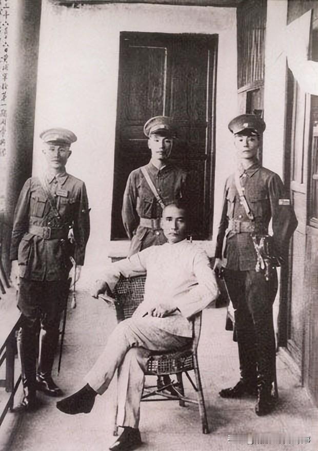 1，何应钦，总教官2.王柏龄-教授部主任3.邓演达-教练部副