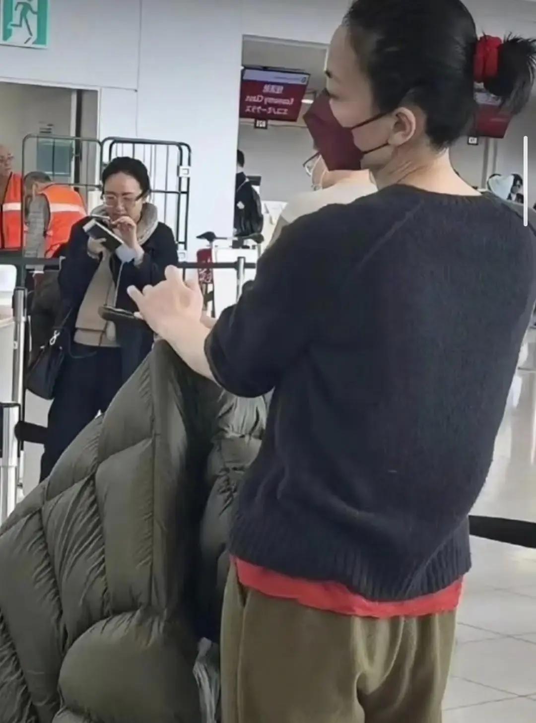 54岁王菲在巴黎秀场一笑，Z世代当场把精修广告的信任度砸到38%。他们早就