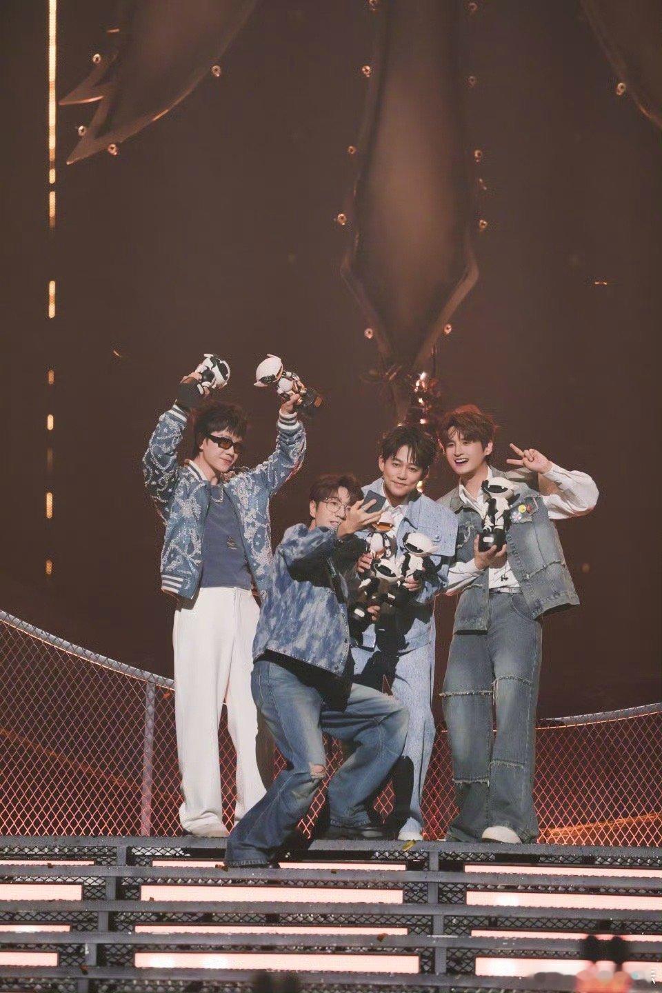 苏醒获奖感言被这份真诚狠狠击中！不忘感谢导演组和兄弟，更不忘十八年初心。幽默里