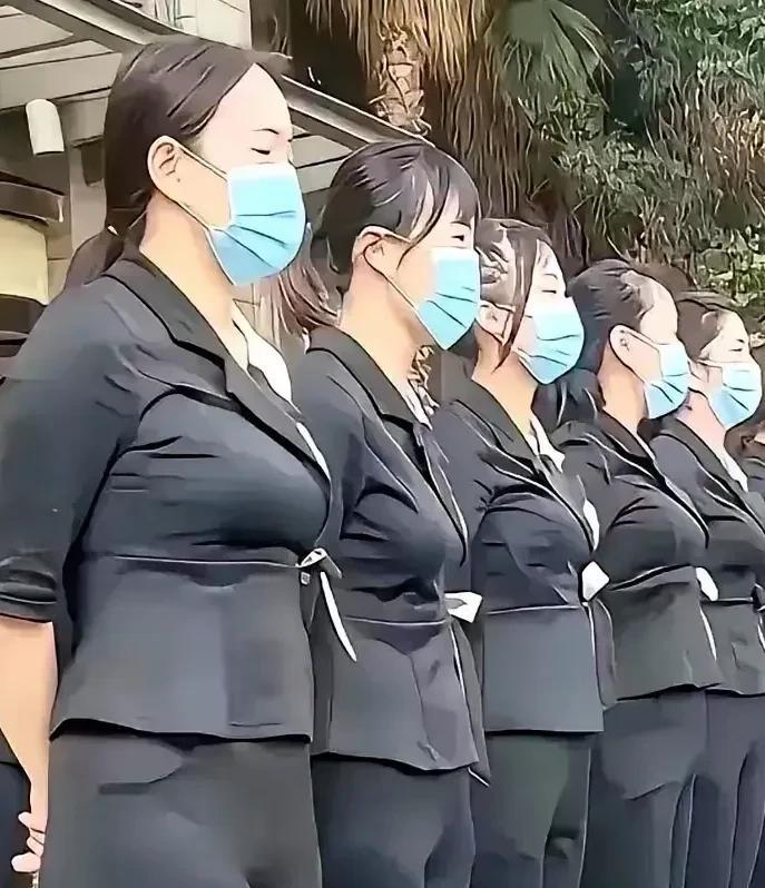 真搞不懂，为什么一定要穿紧身的衣服，宽松的服装不更适合目前的工作状况吗？他们的日