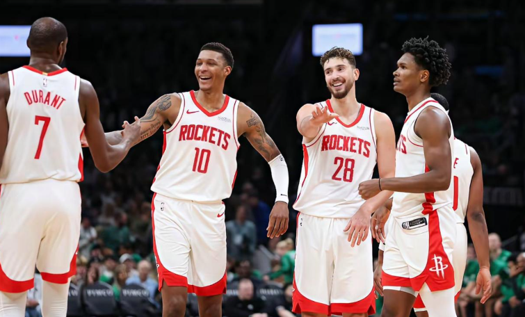 看看黄蜂，就知道火箭这套进攻体系有多么的落后。小贾、谢泼德、伊森放黄蜂，三分一