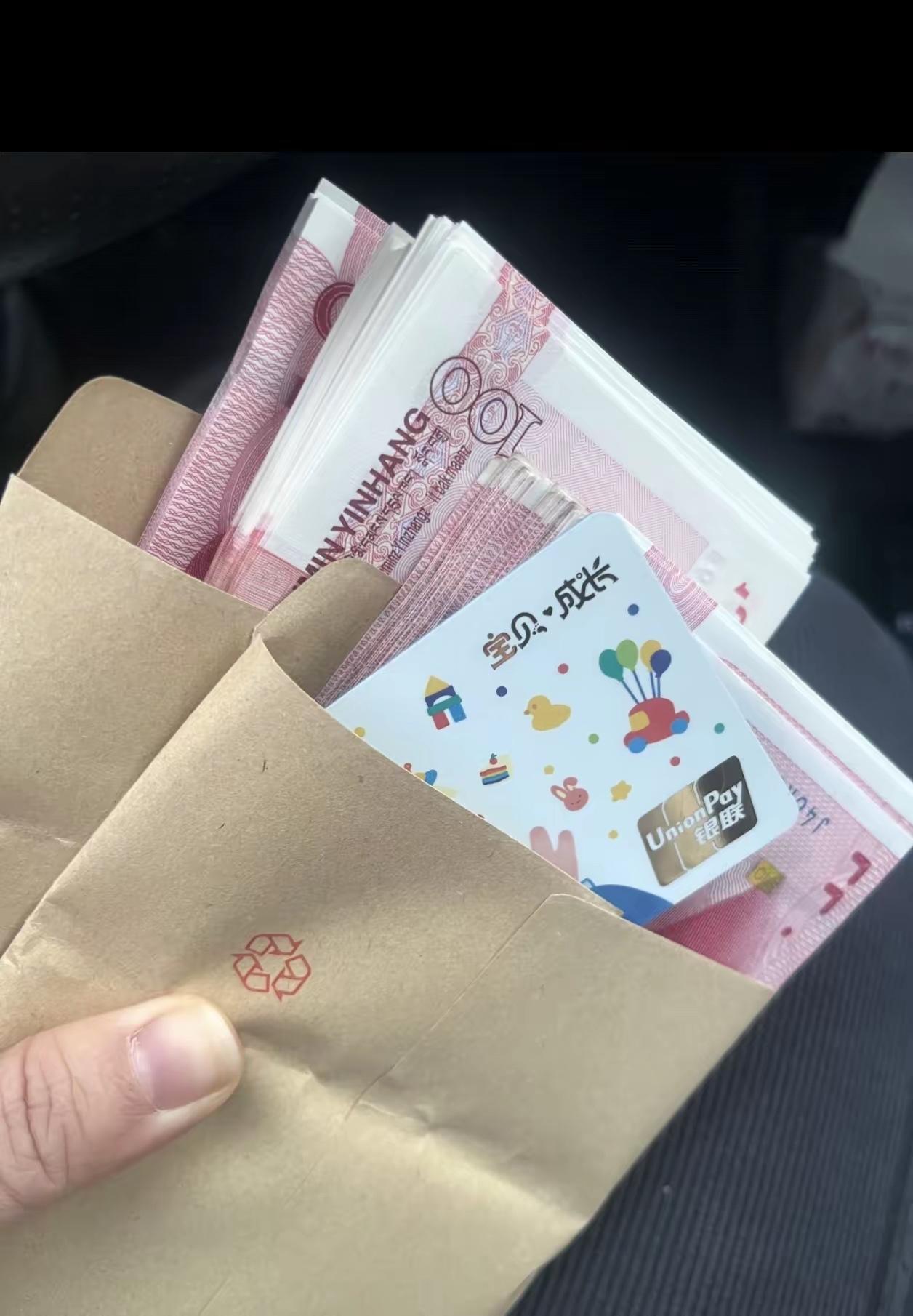 千万不要替孩子存钱。我有个朋友在银行上班，干了有六年了，上个月一起吃饭，她跟我讲