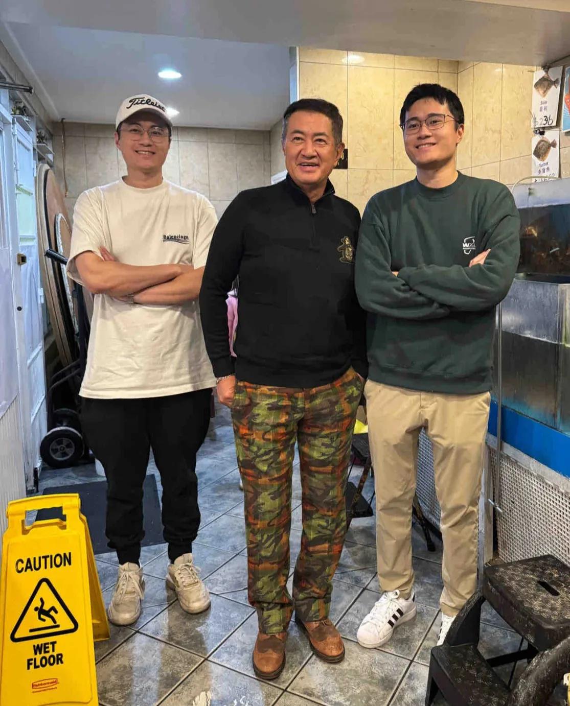 香港金牌司仪一家在加拿大，双胞胎儿子罕露面，高大帅气太像爸！近日，某网友在个人