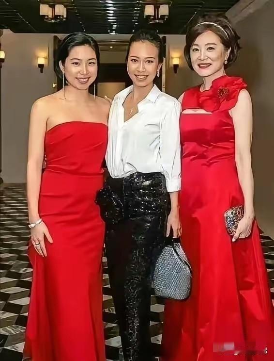 林青霞的两个女儿，虽然长得都很漂亮，看起来也是蛮可爱的，但是身材没有妈妈高，颜值