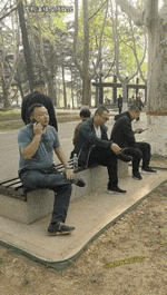 绿衣大哥，成功把两位黑衣大哥忽悠走了[捂脸哭]