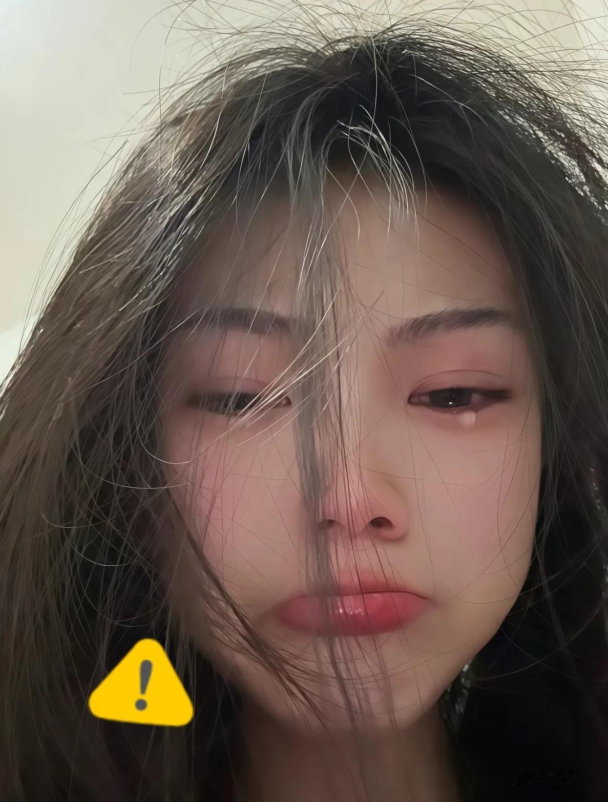 一位八十岁的老爷爷，上午刚跟女儿拌了几句嘴，中午就着剩菜简单吃了点，默默把自己穿