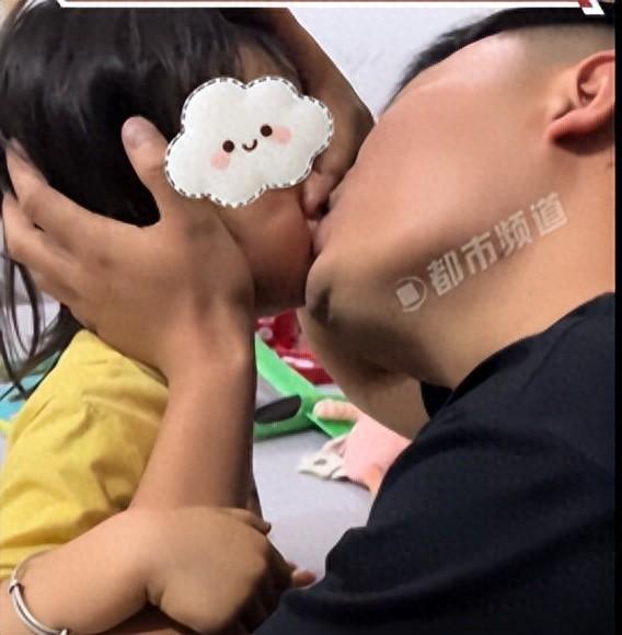 安徽宣城一个小宝宝，玩的时候不小心把贴画塞进鼻孔里了。妈妈想用夹子夹出来，孩子吓