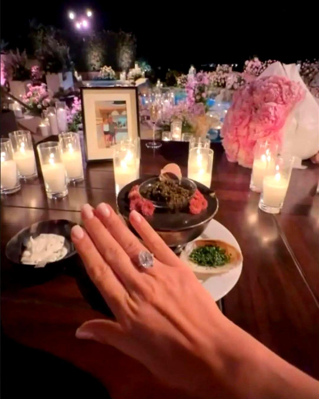 价值一百万美元的十二克拉巨钻怼在镜头前，网坛一姐萨巴伦卡捂着嘴又哭又笑。你绝对想