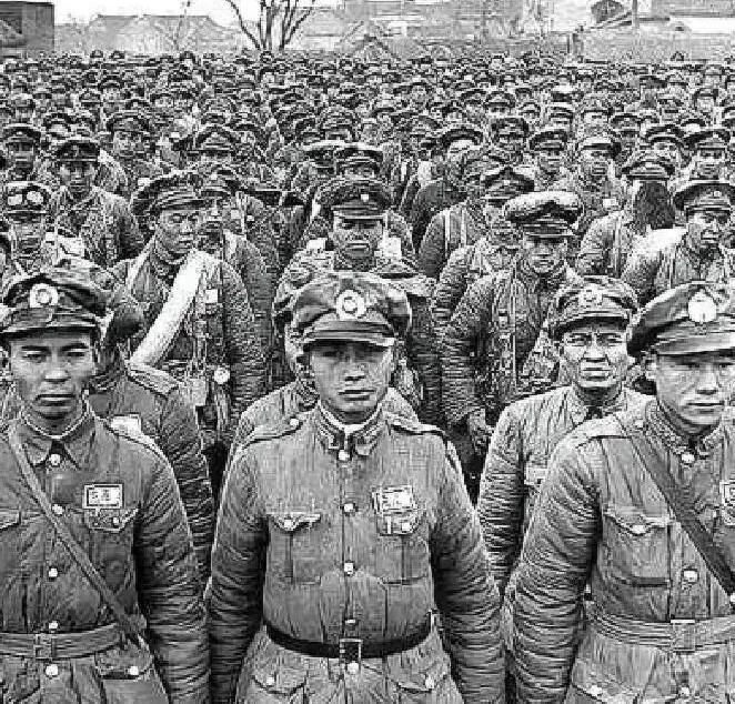 1949年12月25日，国民党中将李振率部起义，在谈判桌上，发现解放军干部个个年